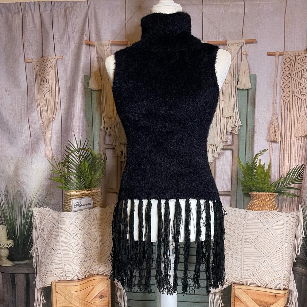 Turtle neck soft sleeve less sweater with fringe on the bottom
